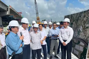 Deputy Prime Minister Mai Van Chinh and delegates inspect the progress of component projects under the Ring Road 3 Project. (Photo: SGGP)