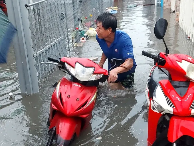 The man is pushing his motobike through the half-tire deep flood z6586769086485-40438ed0ff96441d01e7b367d2aafb90-5433-1001.jpg